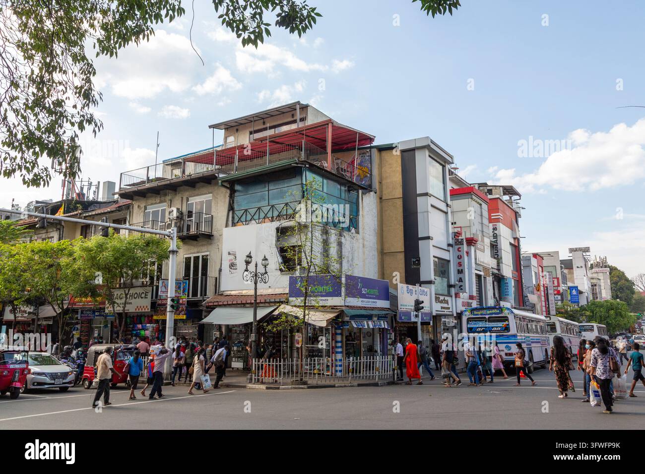 Angolo di strada affollato con pedoni e negozi davanti agli edifici, Provincia Centrale, Kandy, Sri Lanka Foto Stock