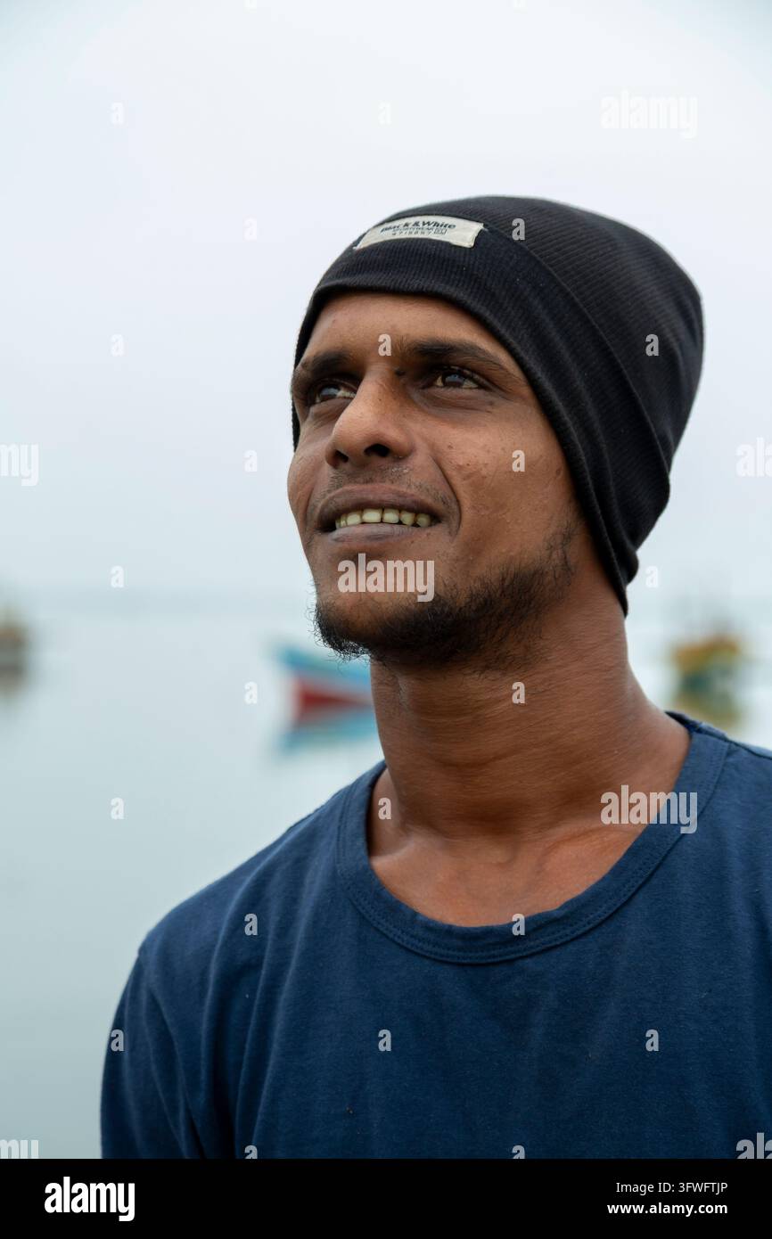 Ritratto di un uomo sorridente con un beanie nero, Provincia Settentrionale, Jaffna, Sri Lanka Foto Stock