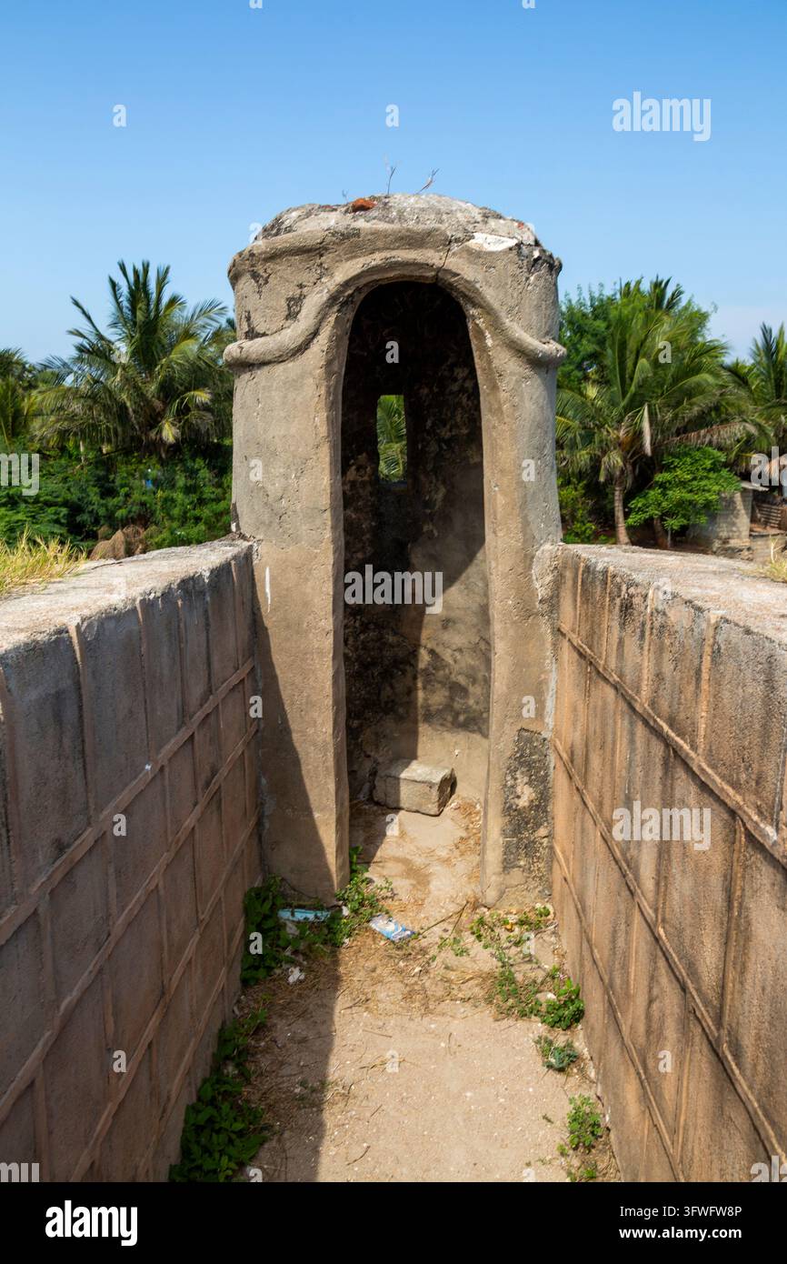 Piccolo posto di guardia sulle mura dell'antica fortezza costruita dai portoghesi, Provincia Settentrionale, Mannar, Sri Lanka Foto Stock