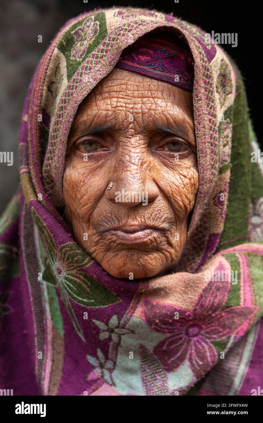 Ritratto di una donna Gujjar anziana con il viso profondamente rugoso e un foulard, Jammu e Kashmir, Naranag, India Foto Stock