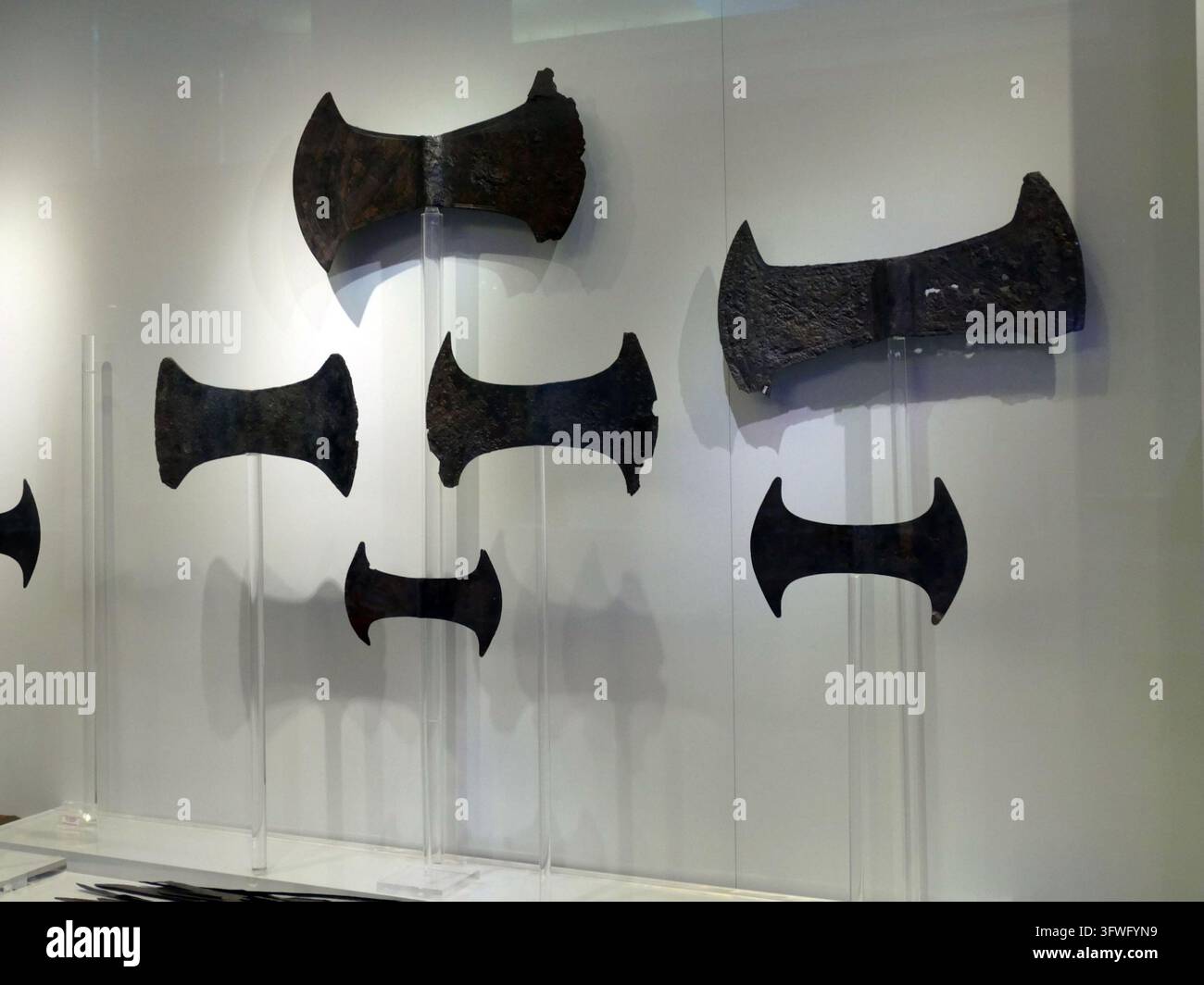 HERALION, GRECIA - 9 MAGGIO 2025 - Asce doppie labrys minoiche in mostra museale, manufatti cerimoniali in bronzo della Creta antica che riflettono l'artigianato Foto Stock