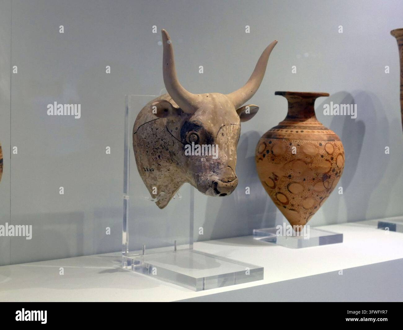 HERALION, GRECIA - 9 MAGGIO 2025 - Oggetto cultuale in ceramica a forma di testa di toro minoica e vaso di ceramica antica che mostra l'arte e la cultura storica nel Foto Stock