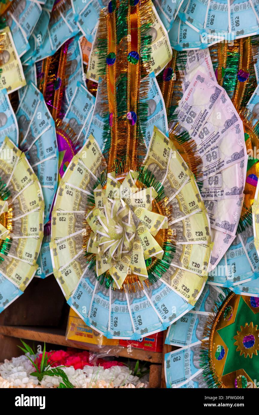 Ghirlande nuziali fatte di banconote di rupie piegate in un negozio, Jammu e Kashmir, Srinagar, India Foto Stock