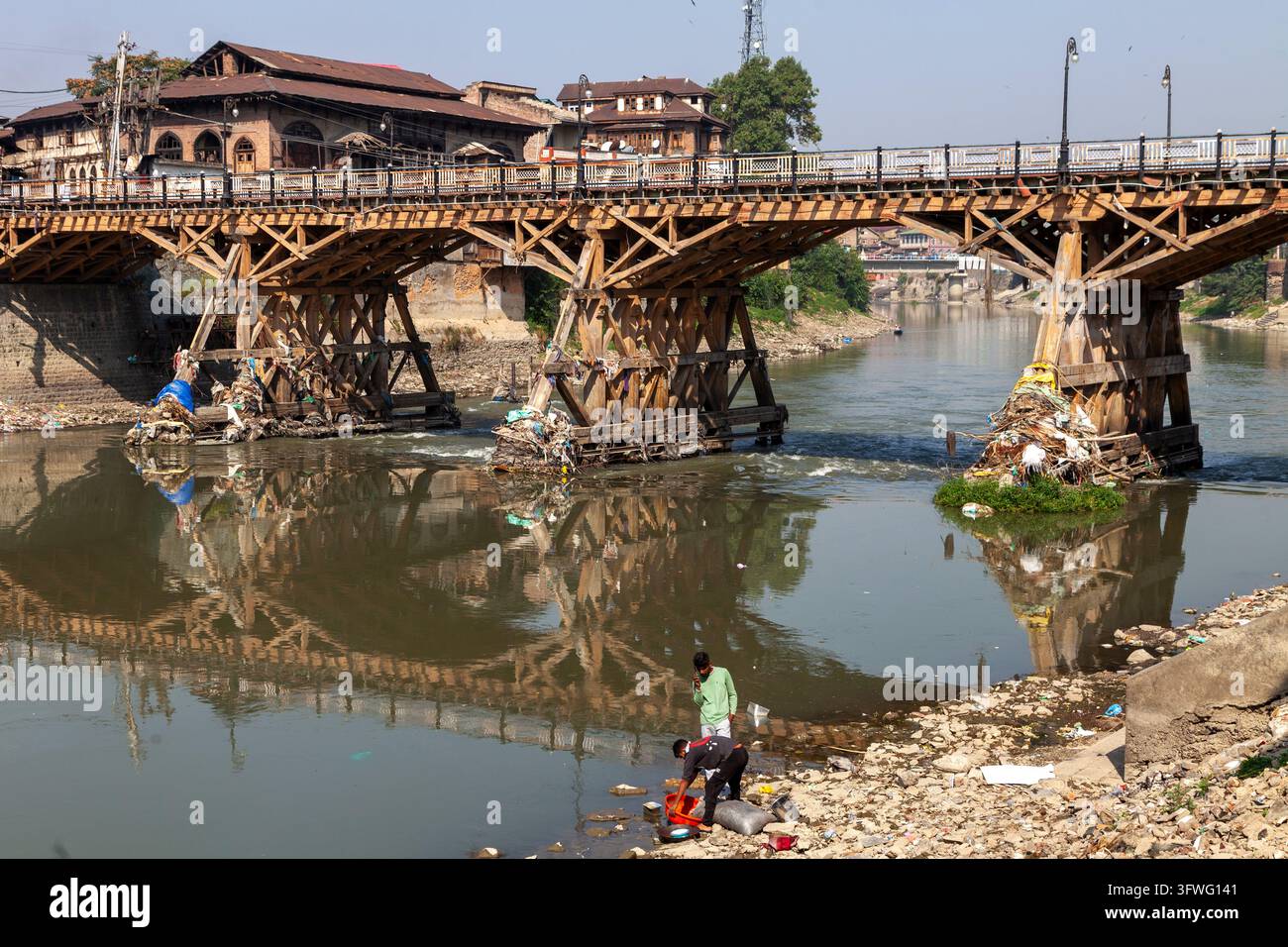 Antico ponte in legno sul fiume Jhelum, Jammu e Kashmir, Srinagar, India Foto Stock