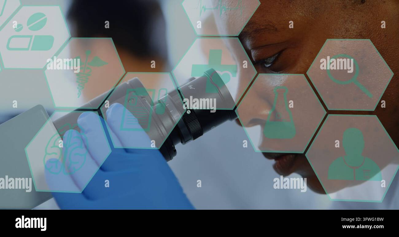 Scienziato osservatore che ispeziona il microscopio in laboratorio con camice bianco e guanto di nitrile blu, icone esagonali. Ricercatore, laboratorio, oculare, collaborazione, lavoro di squadra Foto Stock