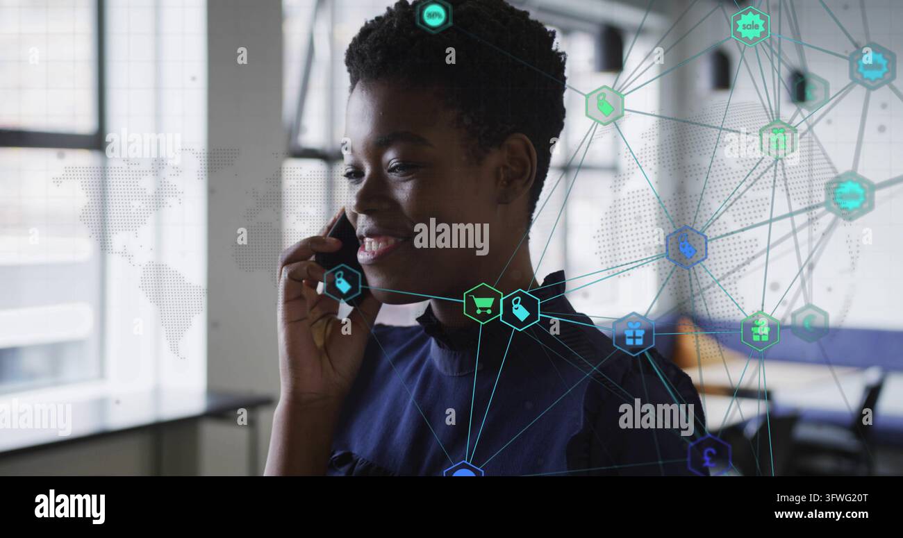 Donna che parla in maglia scura a collo alto che tiene il telefono vicino alle finestre dell'ufficio con mappa di rete, spazio per il testo Foto Stock