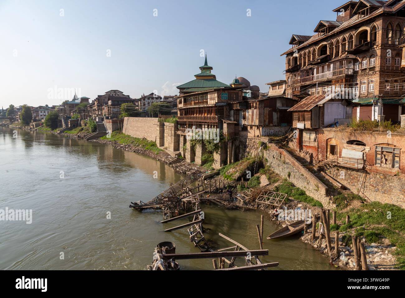 Vecchie case di legno e un santuario lungo le rive del fiume Jhelum, Jammu e Kashmir, Srinagar, India Foto Stock