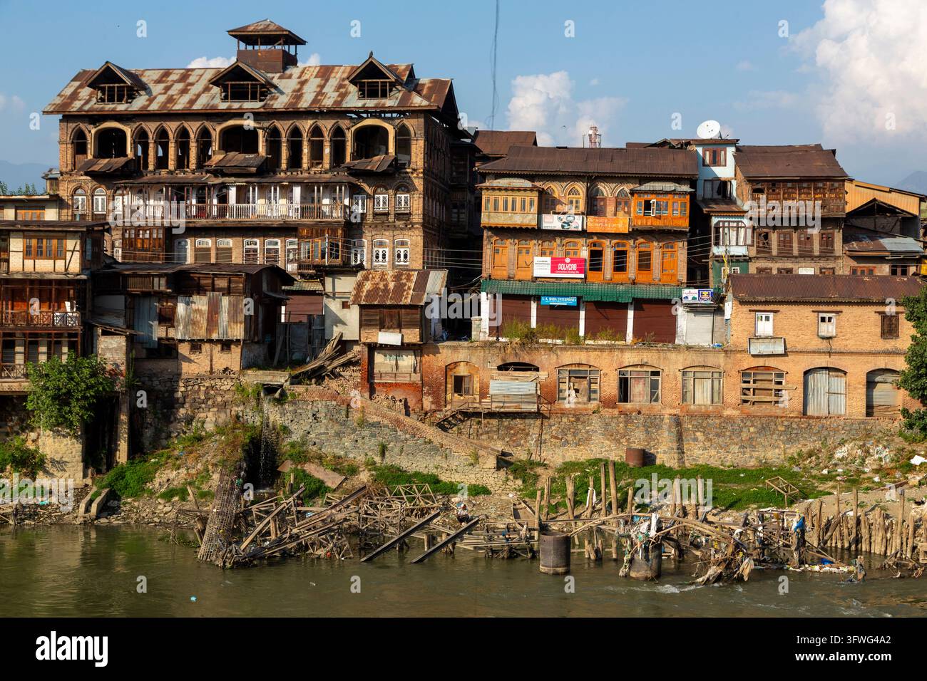 Antiche case in legno del patrimonio sulle rive del fiume Jhelum, Jammu e Kashmir, Srinagar, India Foto Stock
