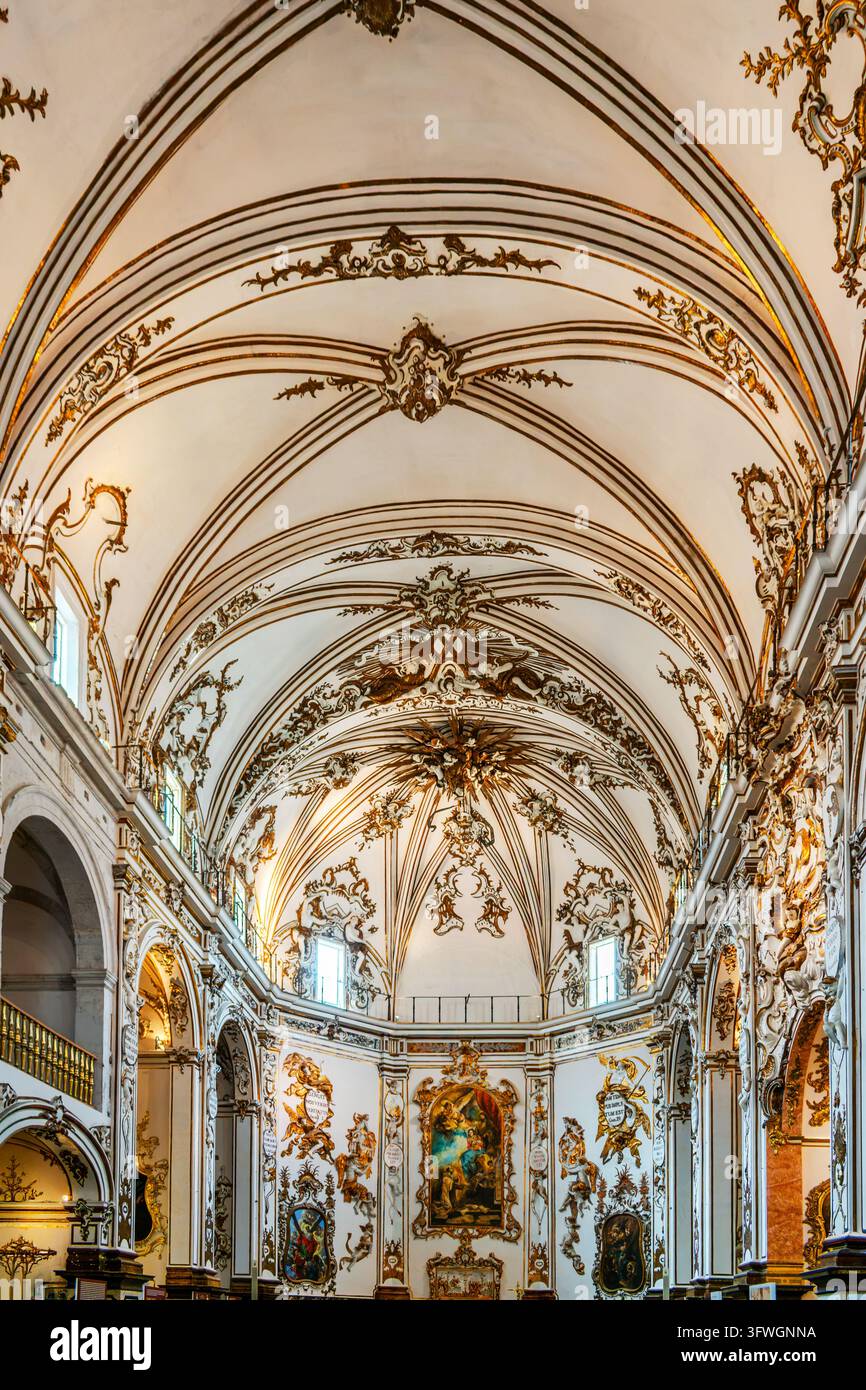 Valencia, Spagna – 4 ottobre 2026: vista interna della Chiesa di San Juan de la Cruz che mostra il suo splendido stile architettonico barocco e rococò, con Foto Stock