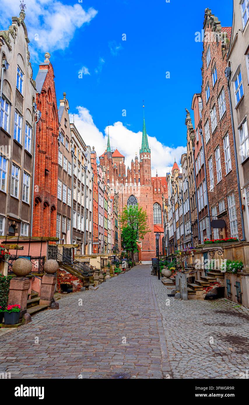 Danzica, Polonia: Ulica Mariacka, Via Santa Maria, una strada acciottolata con negozi di ambra, destinazione turistica europea Foto Stock
