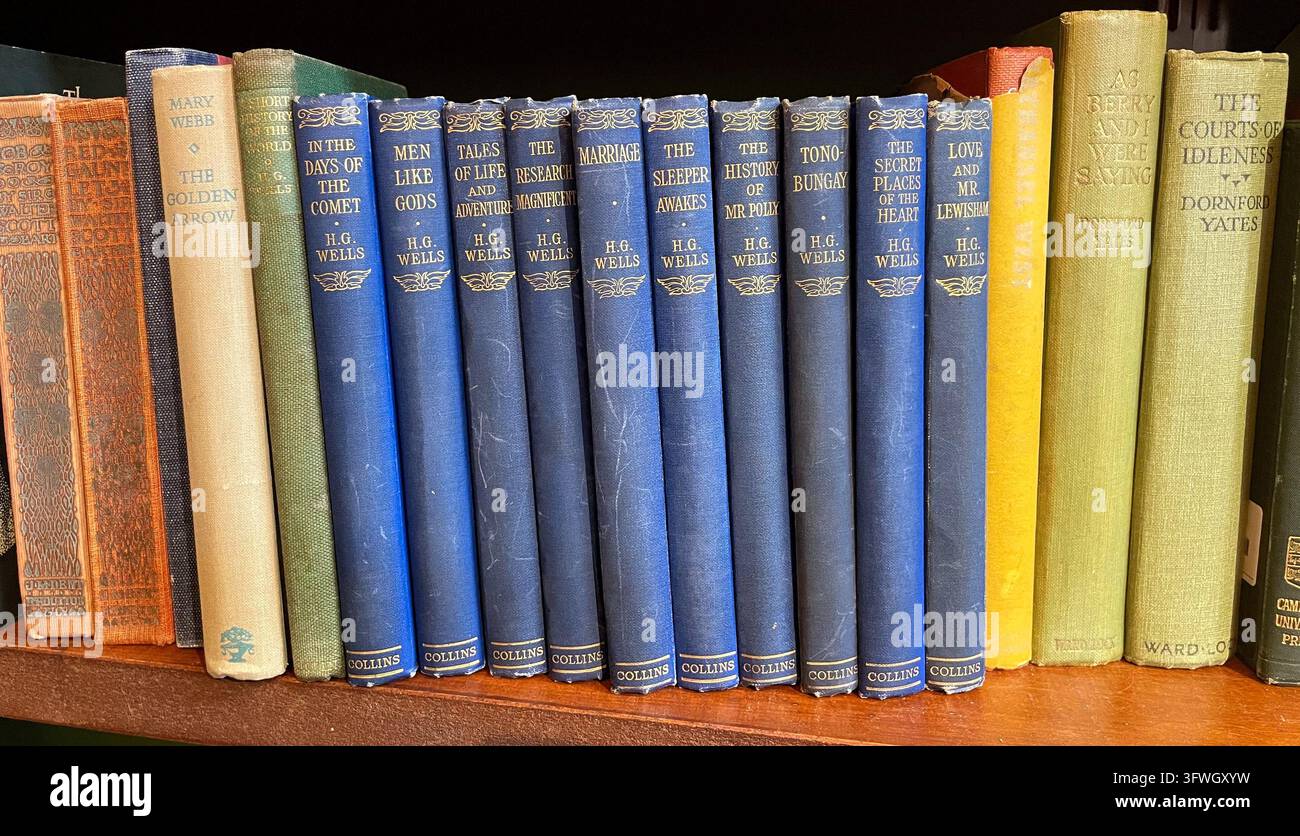 Collezione di libri vintage di H.G. Wells sullo scaffale di un negozio di beneficenza, Regno Unito Foto Stock
