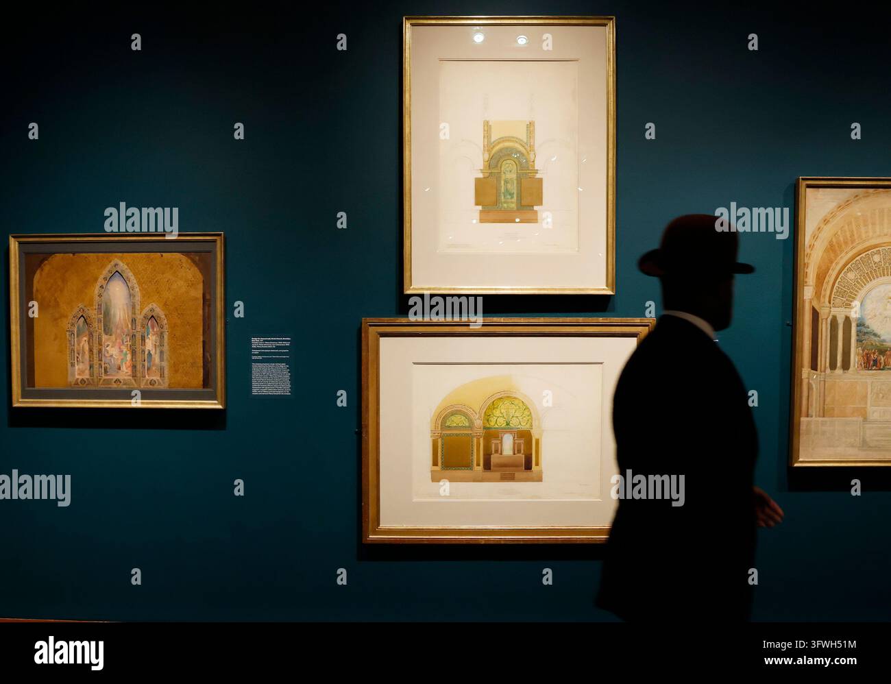 New York, Stati Uniti. 19 ott., 2026. Gli ospiti visitano i disegni e le vetrate esposte in un'anteprima per la stampa di "Designing the Gilded Age: Drawings from the Studios of Louis C. Tiffany" al The Met Fifth Avenue lunedì 19 ottobre 2026 a New York City. La mostra riuniranno per la prima volta da quasi mezzo secolo due grandi vetrate con i loro disegni originali di progetto. Foto di John Angelillo/UPI Credit: UPI/Alamy Live News Foto Stock