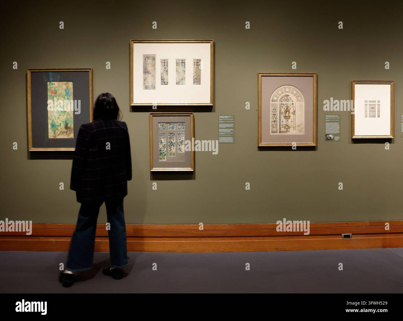 New York, Stati Uniti. 19 ott., 2026. Gli ospiti visitano i disegni e le vetrate esposte in un'anteprima per la stampa di "Designing the Gilded Age: Drawings from the Studios of Louis C. Tiffany" al The Met Fifth Avenue lunedì 19 ottobre 2026 a New York City. La mostra riuniranno per la prima volta da quasi mezzo secolo due grandi vetrate con i loro disegni originali di progetto. Foto di John Angelillo/UPI Credit: UPI/Alamy Live News Foto Stock