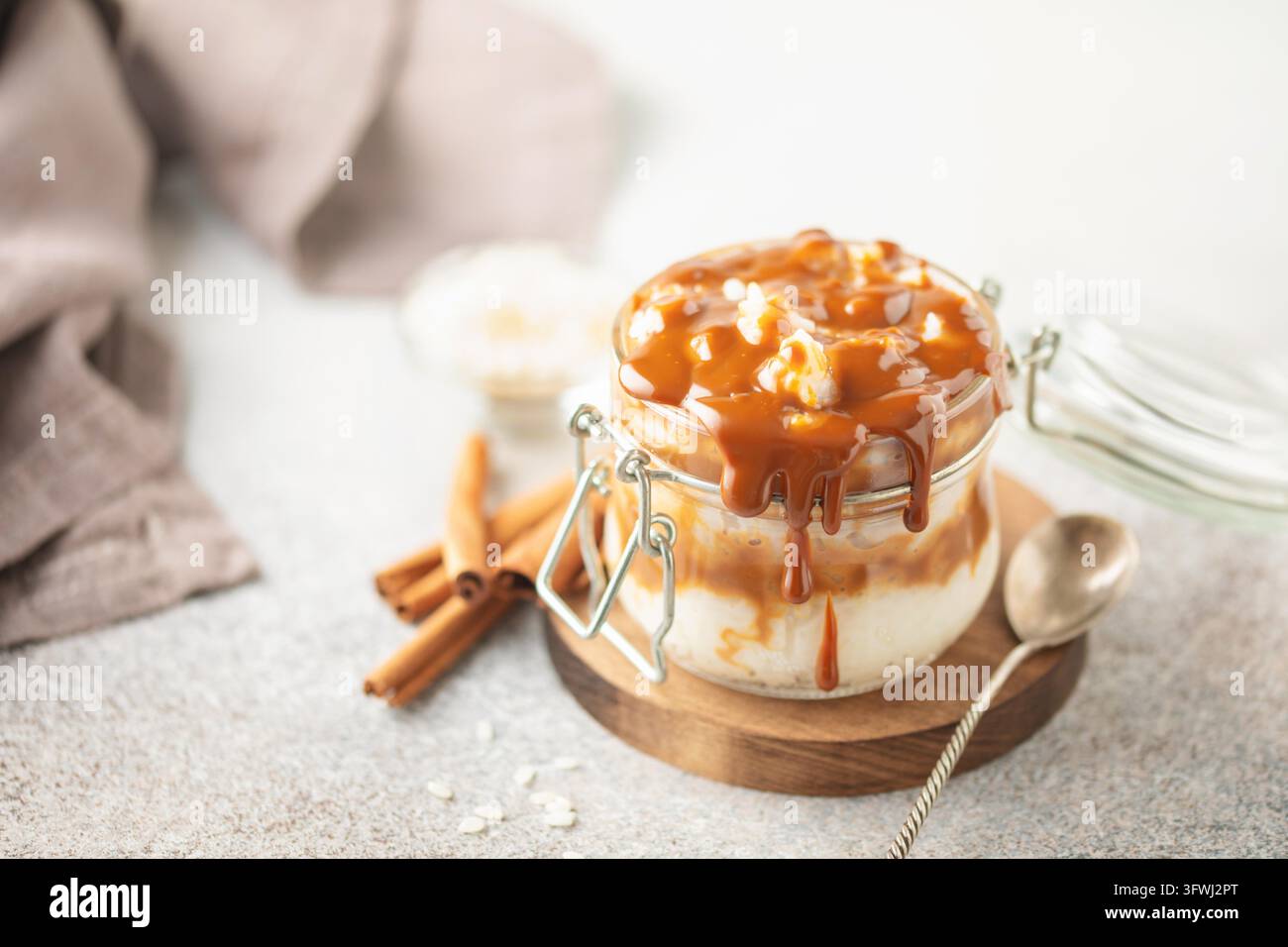 Arroz con Leche spagnolo fatto in casa o Dulce de Leche di riso sudamericano in un bicchiere sul tavolo Foto Stock