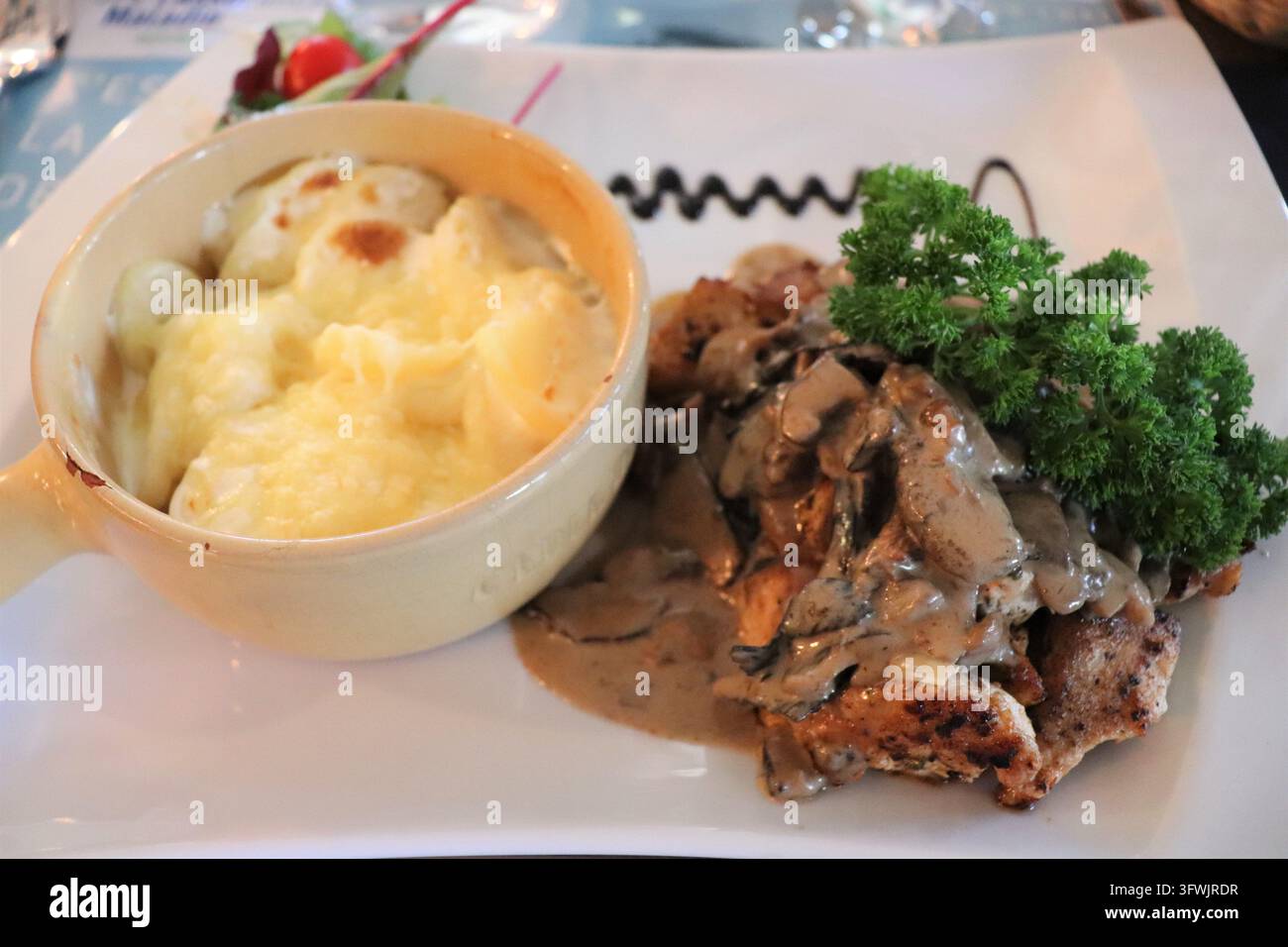 Pollo con tartufo morchella, città di Montbéliard, dipartimento di Doubs, Francia Foto Stock