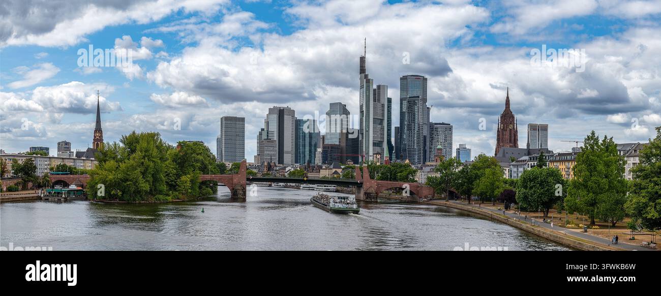 Il fiume Meno e lo skyline di Francoforte, Assia, Germania Foto Stock
