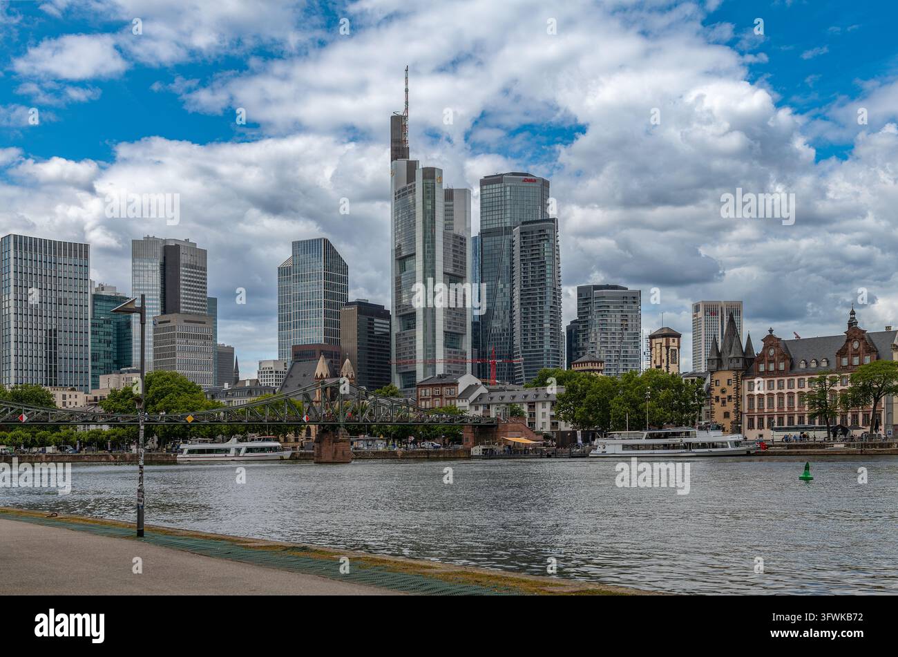 Il fiume Meno e lo skyline di Francoforte, Assia, Germania Foto Stock