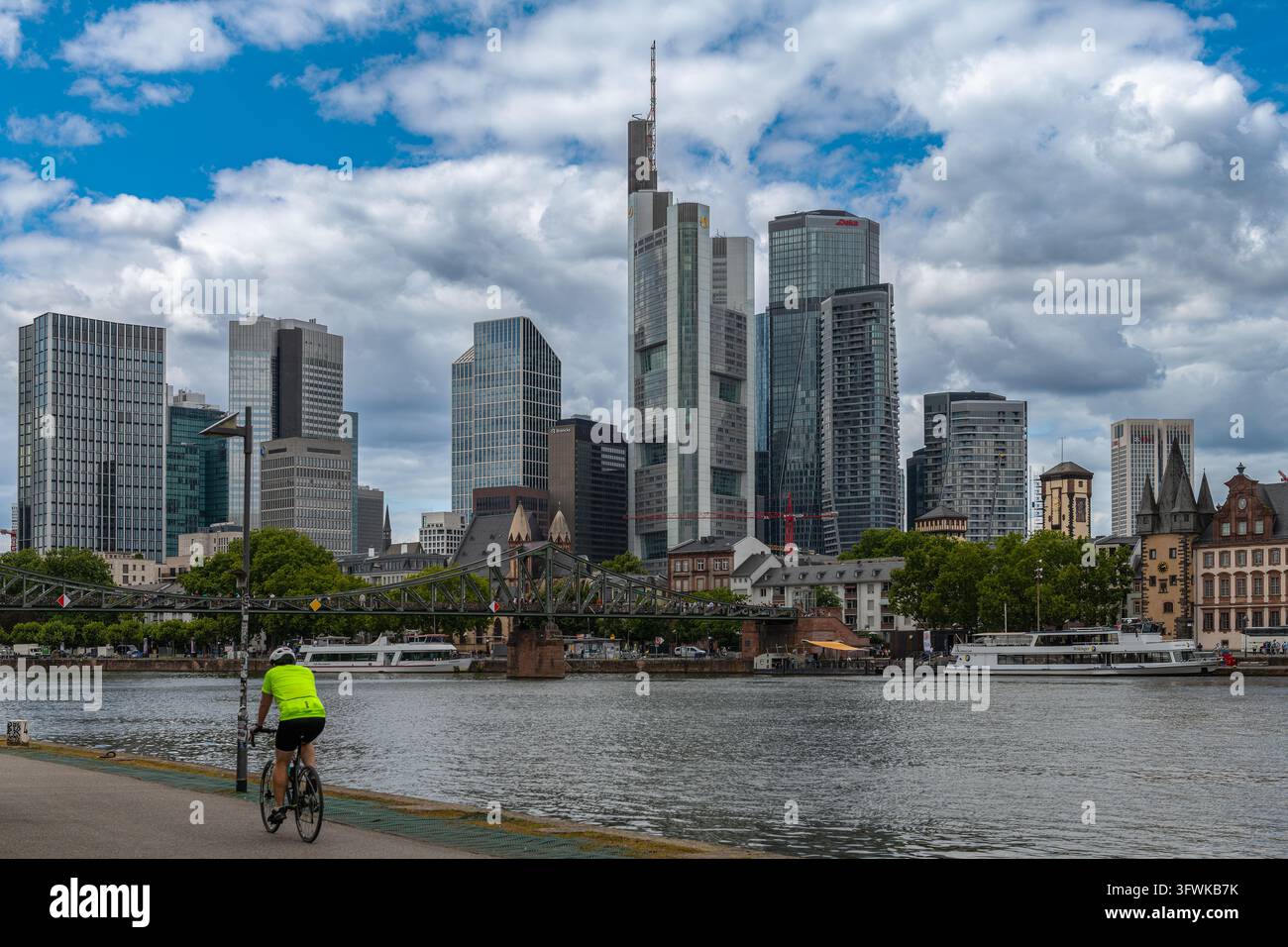 Il fiume Meno e lo skyline di Francoforte, Assia, Germania Foto Stock