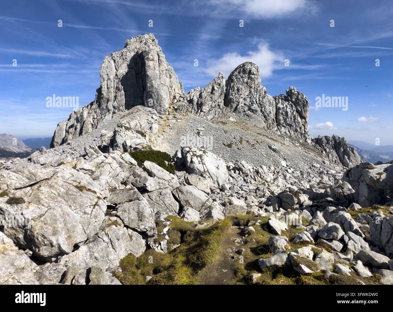Vista panoramica della cima montuosa Hochturm nella regione di Hochschwab, Stiria, Austria. Scogliere rocciose ripide coperte di alberi decidui in vivaci colori autunnali. W Foto Stock