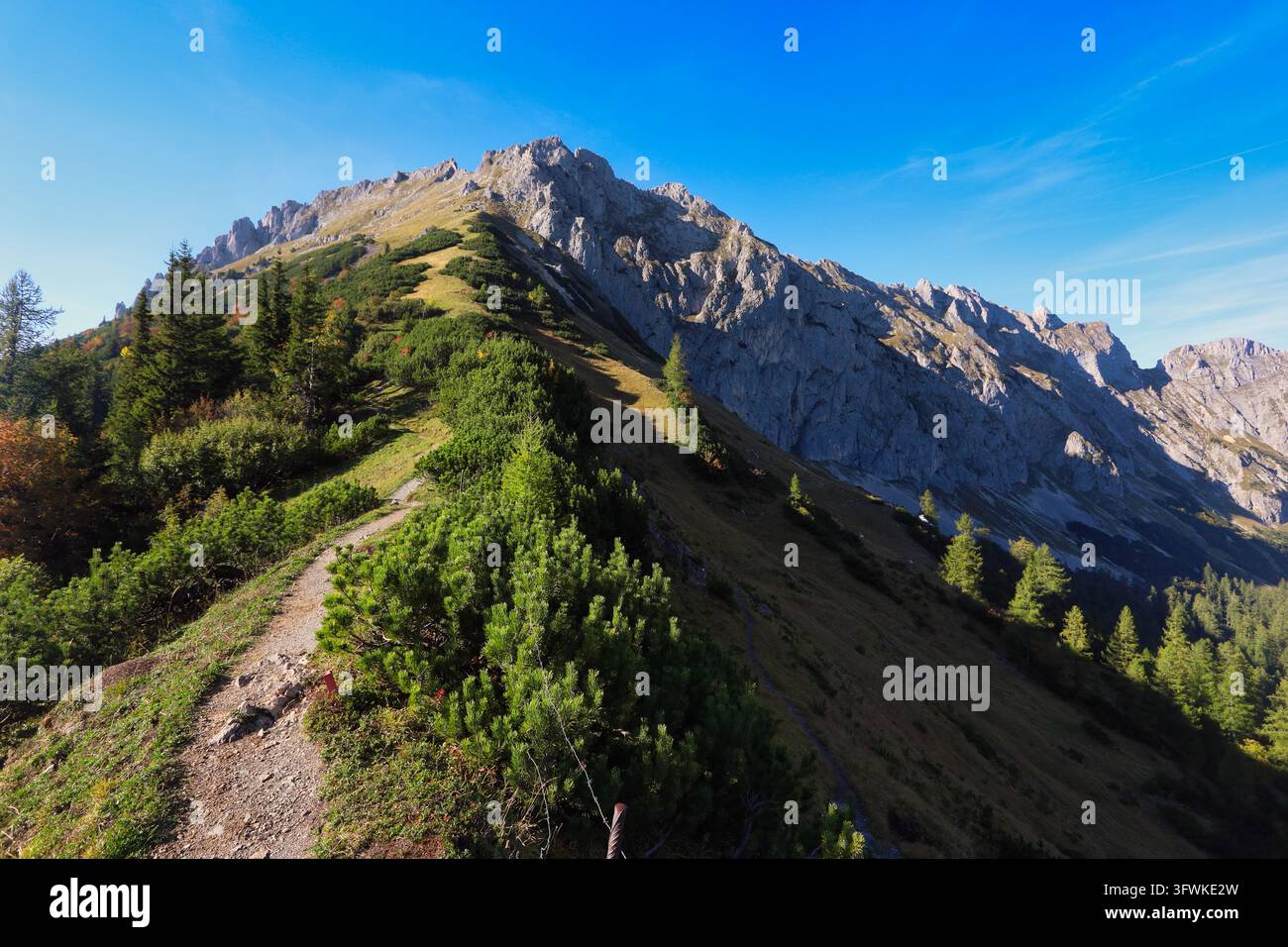Imponente parete rocciosa con vista scenografica sulla cima montuosa TAC Spitze, Alpi di Hochschwab, Stiria, Austria. Scogliere rocciose ripide con uomo. Foto Stock