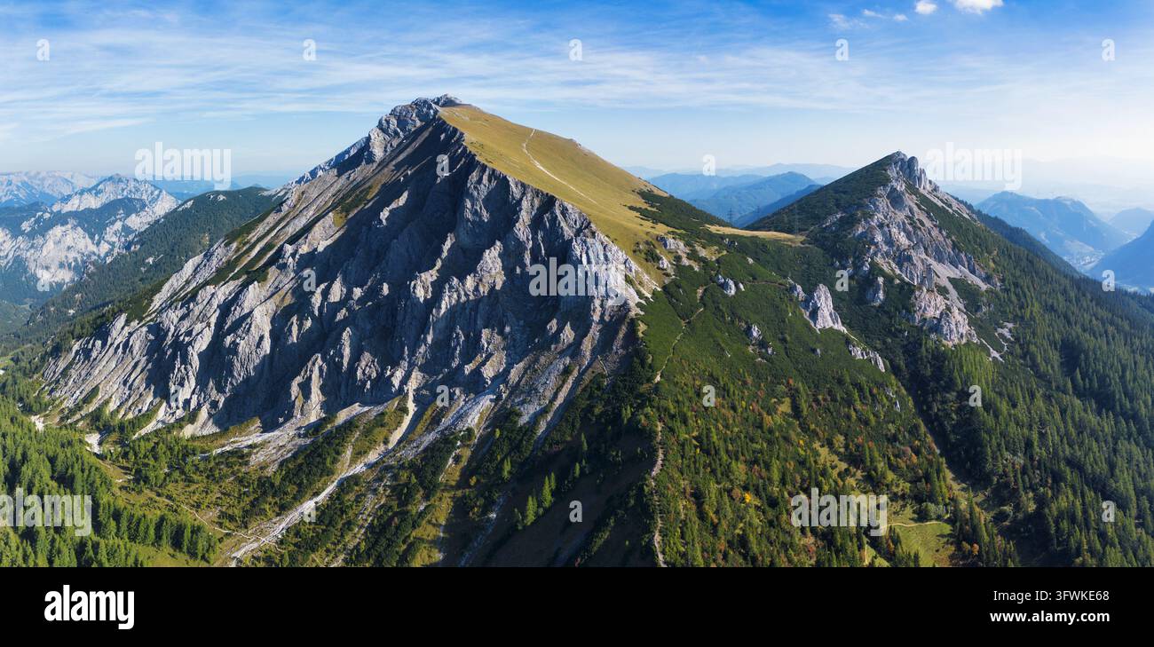 Imponente parete rocciosa con vista scenografica sulla cima montuosa TAC Spitze, Alpi di Hochschwab, Stiria, Austria. Scogliere rocciose ripide con uomo. Foto Stock