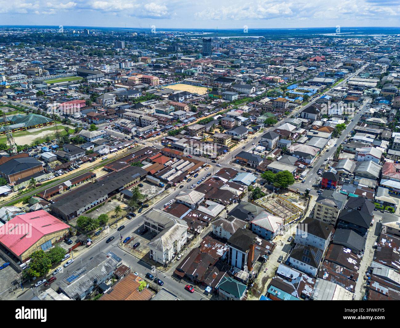 Vista aerea del quartiere D-line di Port Harcourt, con una fitta urbanizzazione, edifici residenziali e commerciali e strade asfaltate. P Foto Stock