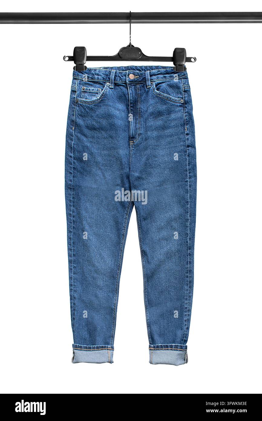 Jeans blu mom fit appesi su una gruccia isolati su sfondo bianco Foto Stock