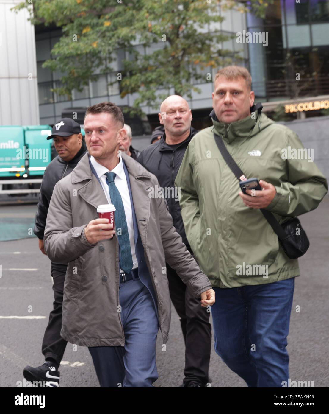 Londra, Inghilterra, Regno Unito, 20 ottobre 2026. Tommy Robinson, il cui vero nome è Stephen Yaxley-Lennon, arriva al Southwark Crown Court per il secondo giorno del suo processo. Affronta due accuse di molestie che hanno causato il timore di violenza contro due giornalisti del Daily Mail. I reati sarebbero avvenuti tra il 5 e il 7 agosto 2024. Robinson ha dichiarato di non essere colpevole di entrambe le accuse.￼ ￼Credit: Ian Humphreys/Alamy Live News Foto Stock