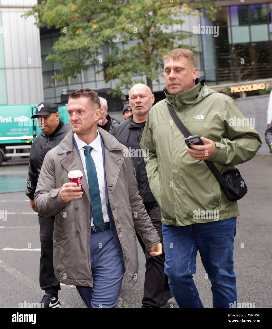Londra, Inghilterra, Regno Unito, 20 ottobre 2026. Tommy Robinson, il cui vero nome è Stephen Yaxley-Lennon, arriva al Southwark Crown Court per il secondo giorno del suo processo. Affronta due accuse di molestie che hanno causato il timore di violenza contro due giornalisti del Daily Mail. I reati sarebbero avvenuti tra il 5 e il 7 agosto 2024. Robinson ha dichiarato di non essere colpevole di entrambe le accuse.￼ ￼Credit: Ian Humphreys/Alamy Live News Foto Stock