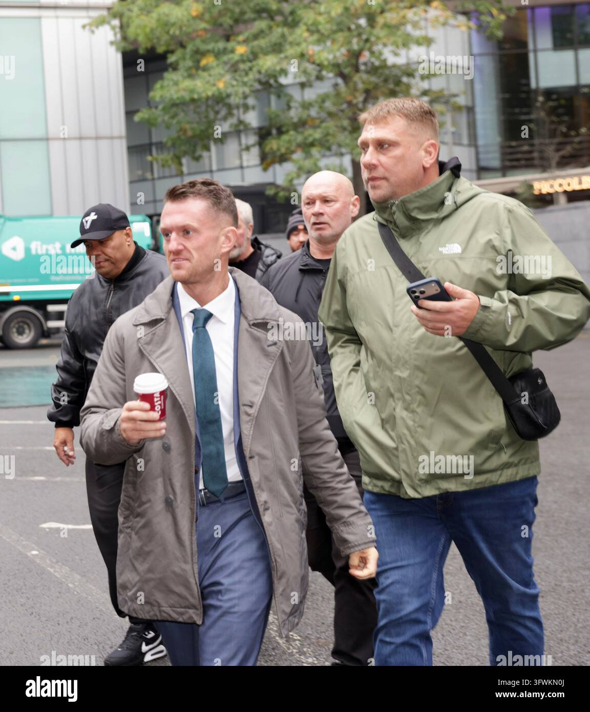 Londra, Inghilterra, Regno Unito, 20 ott 2026. Tommy Robinson, il cui vero nome è Stephen Yaxley-Lennon, arriva al Southwark Crown Court per il secondo giorno del suo processo. È accusato di due reati di molestie che causano il timore di violenza contro due giornalisti del Daily Mail. I reati sarebbero avvenuti tra il 5 e il 7 agosto 2024. Robinson ha dichiarato di non essere colpevole di entrambi gli addebiti.￼ ￼Credit: Ian Humphreys/Alamy Live News Foto Stock