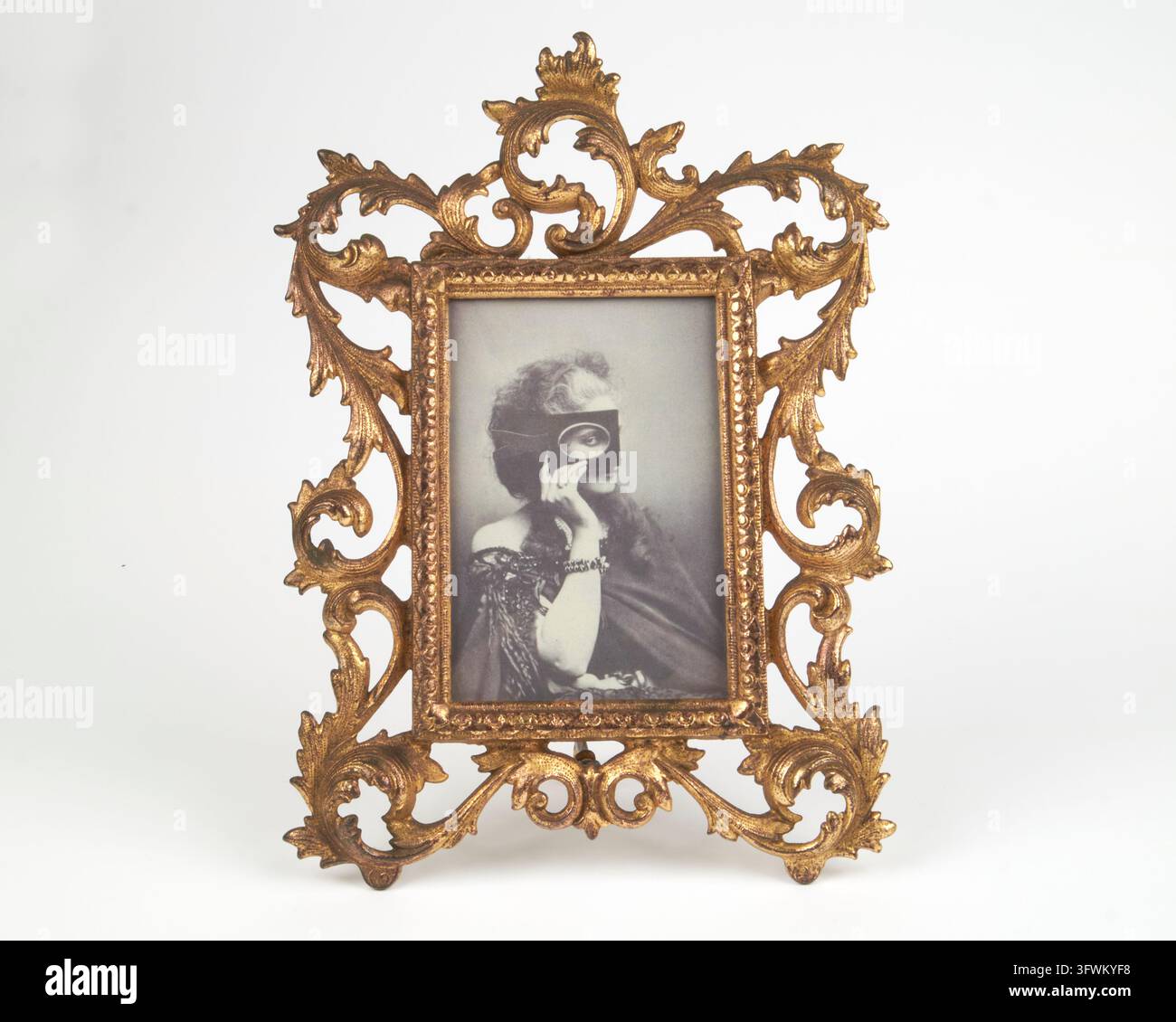 Cornice fotografica da tavolo antica in ottone dorato stile rococò degli anni 1910-20. Foto Stock