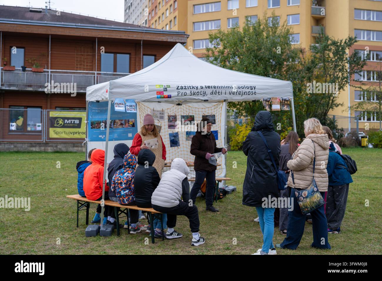 I bambini partecipano a una presentazione educativa all'aperto sulla zoologia sul campo e sulla fauna selvatica durante l'evento Tree Day a Praga 13. Foto Stock