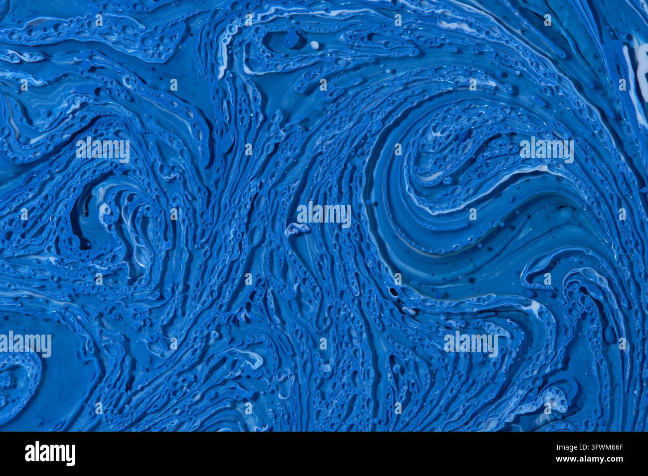 Texture macro dettagliata di vernice liquida blu che si avvolge con motivi porosi complessi e bolle Foto Stock