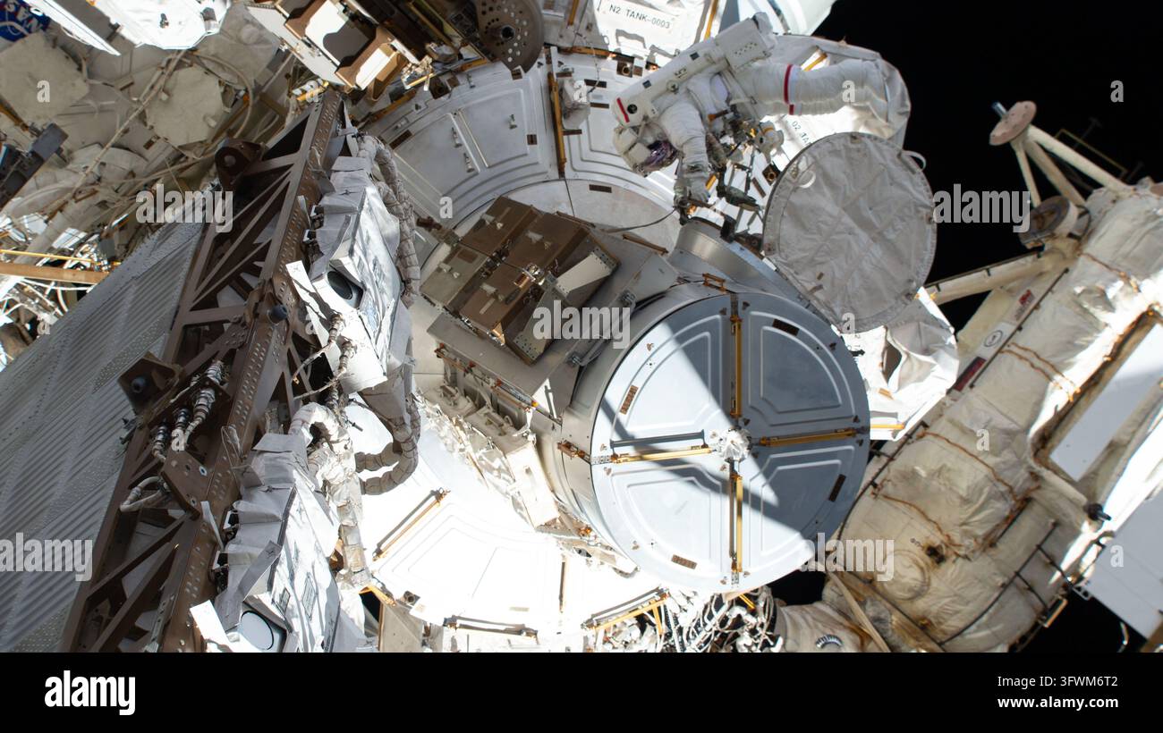La comandante della spedizione 75 Jessica Meir conduce una passeggiata spaziale, 6 agosto 2026 Foto Stock
