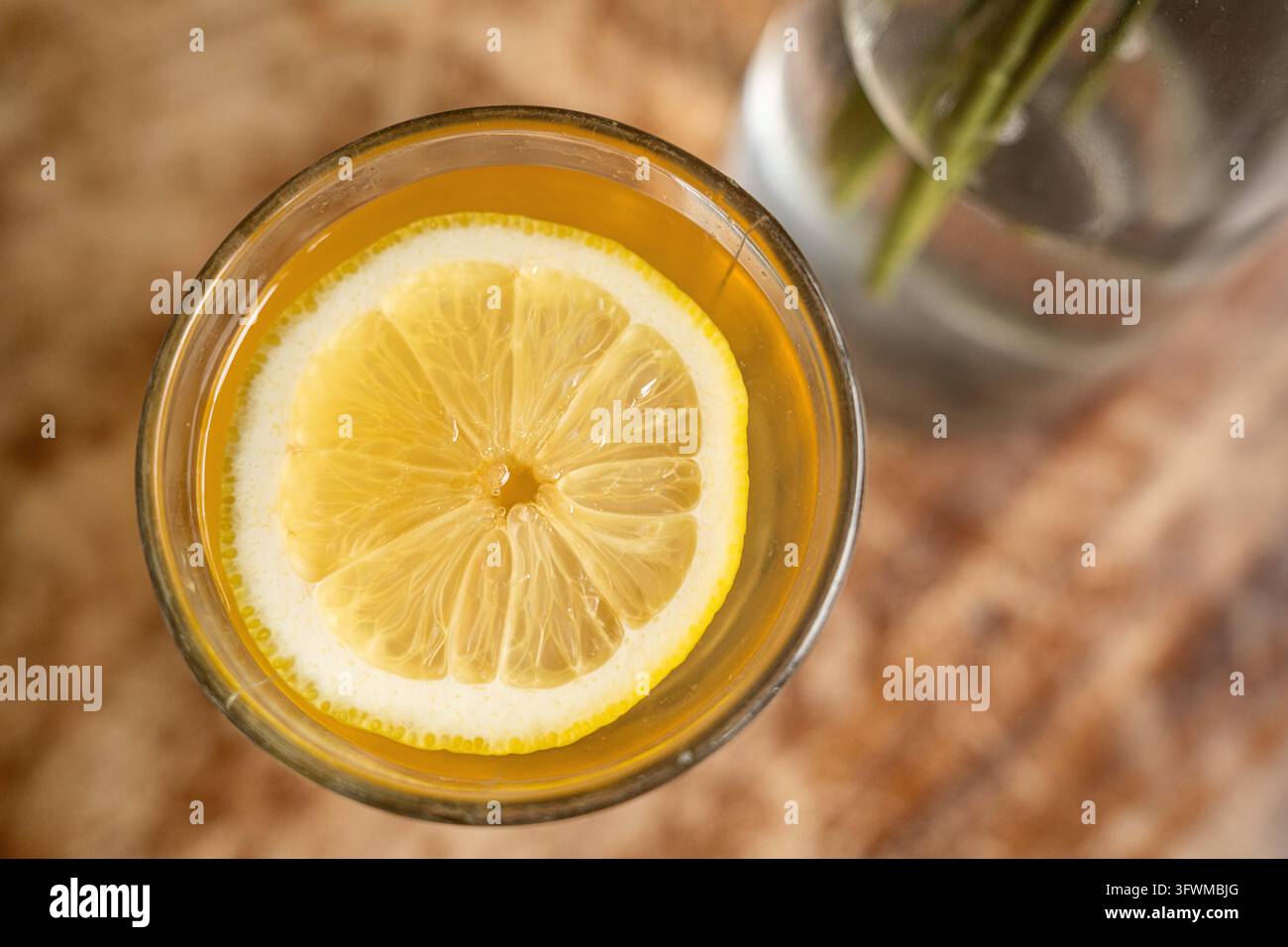 Prima vista aerea di un toddy caldo con una grossa fetta di limone che galleggia in superficie, una bevanda riscaldante per le fredde serate invernali. Foto Stock