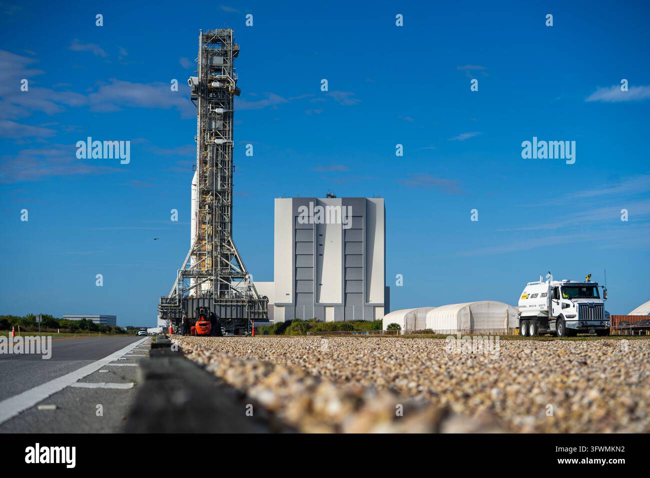 Il lancio del razzo SLS e del veicolo spaziale Orion della NASA verso la rampa di lancio 39B, Centro spaziale Kennedy, Florida Foto Stock