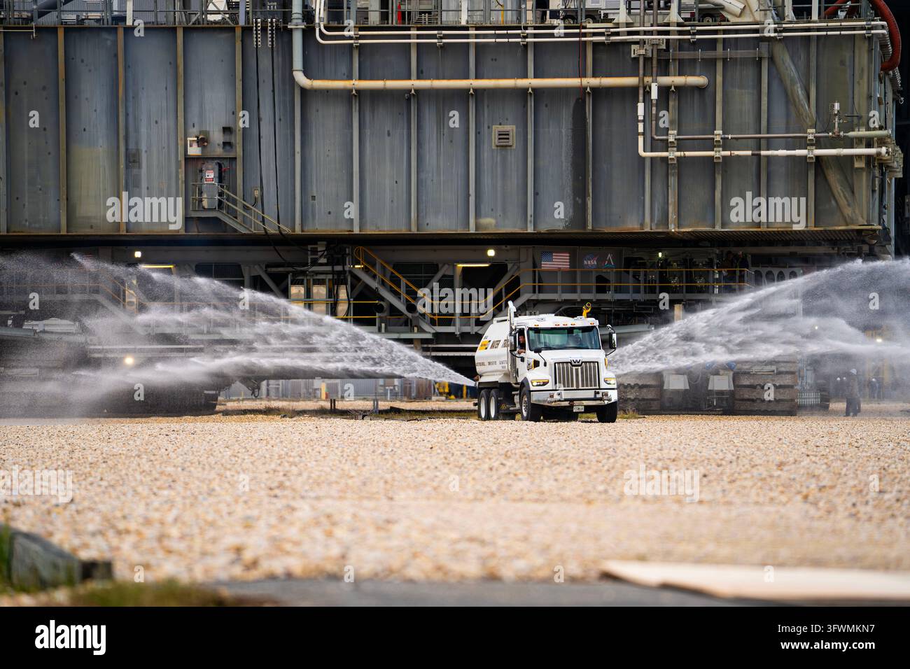 Il lancio del razzo SLS e del veicolo spaziale Orion della NASA verso la rampa di lancio 39B, Centro spaziale Kennedy, Florida Foto Stock