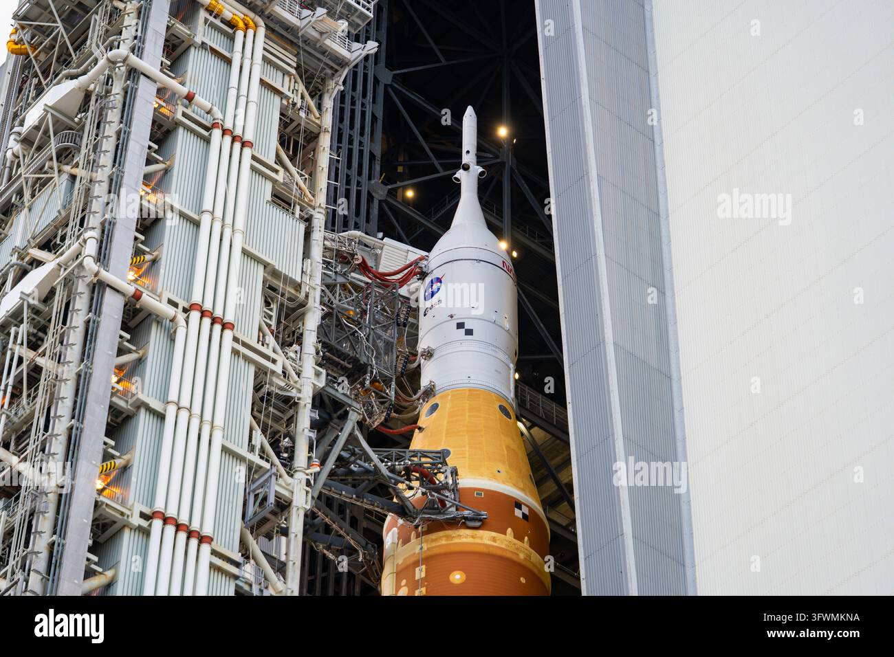 Il lancio del razzo SLS e del veicolo spaziale Orion della NASA verso la rampa di lancio 39B, Centro spaziale Kennedy, Florida Foto Stock