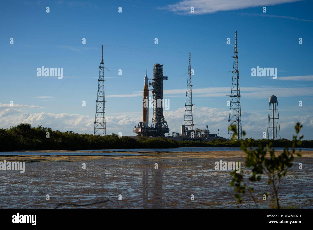 Il lancio del razzo SLS e del veicolo spaziale Orion della NASA verso la rampa di lancio 39B, Centro spaziale Kennedy, Florida Foto Stock