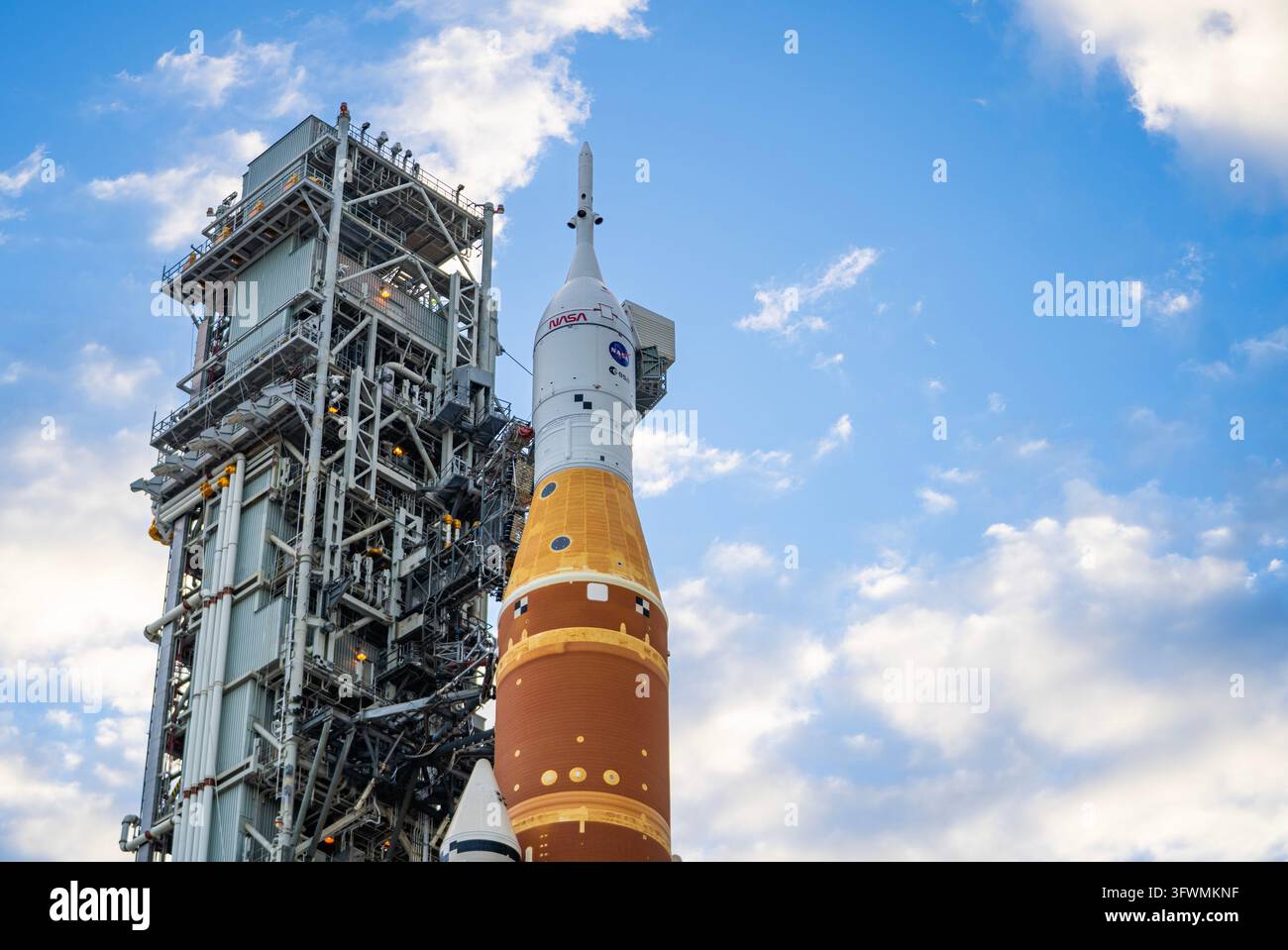 Il lancio del razzo SLS e del veicolo spaziale Orion della NASA verso la rampa di lancio 39B, Centro spaziale Kennedy, Florida Foto Stock
