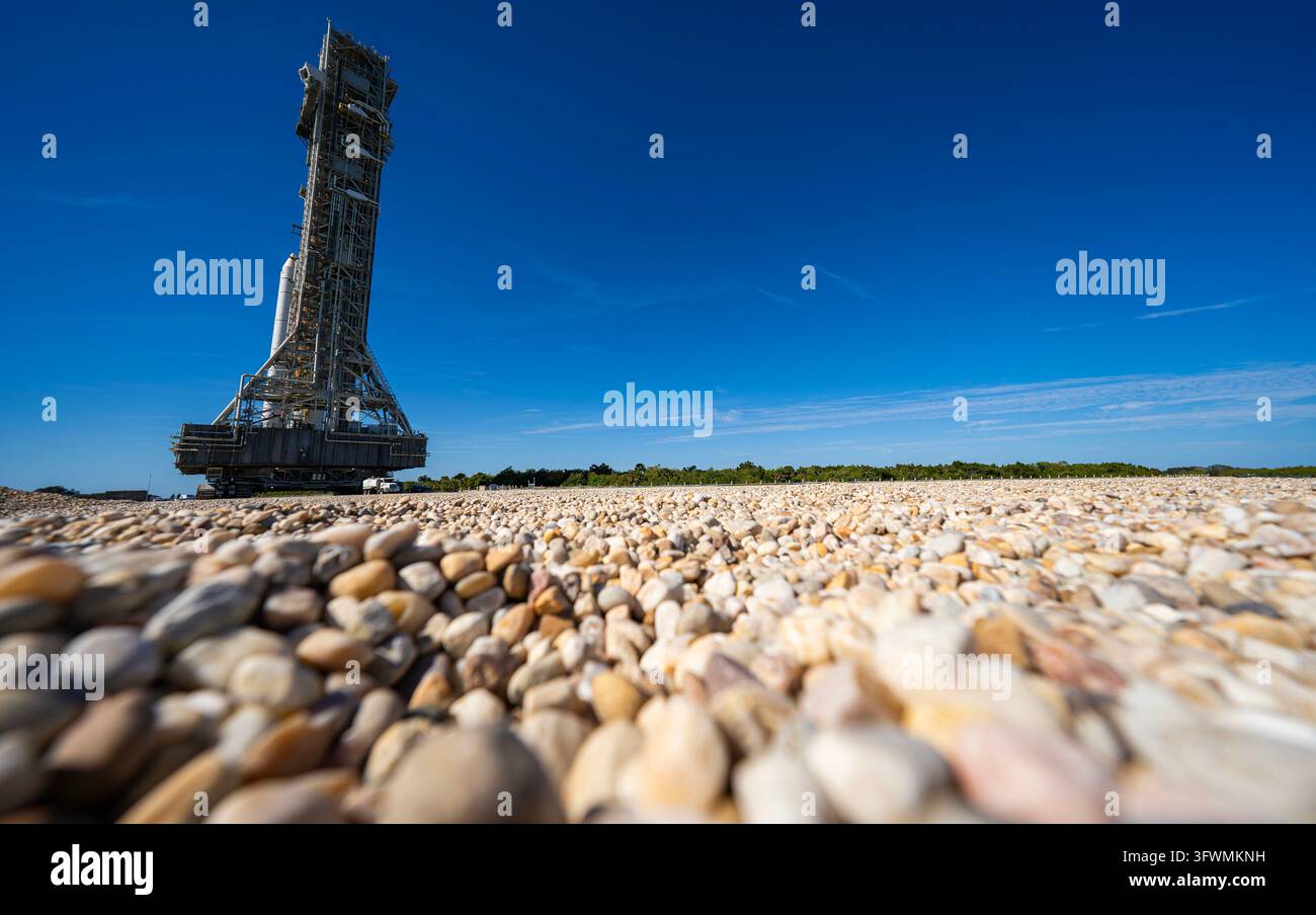 Il lancio del razzo SLS e del veicolo spaziale Orion della NASA verso la rampa di lancio 39B, Centro spaziale Kennedy, Florida Foto Stock