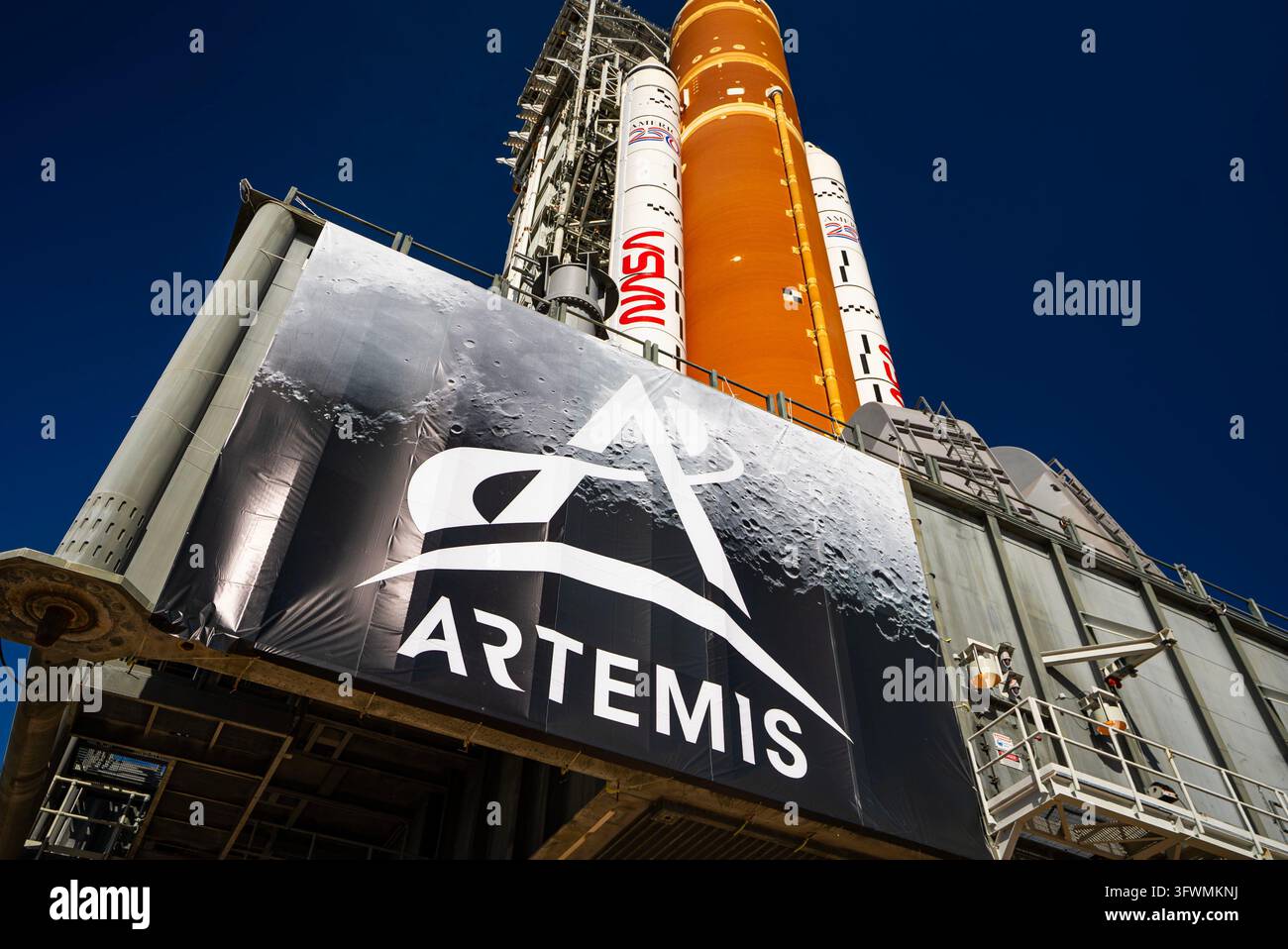 Il lancio del razzo SLS e del veicolo spaziale Orion della NASA verso la rampa di lancio 39B, Centro spaziale Kennedy, Florida Foto Stock
