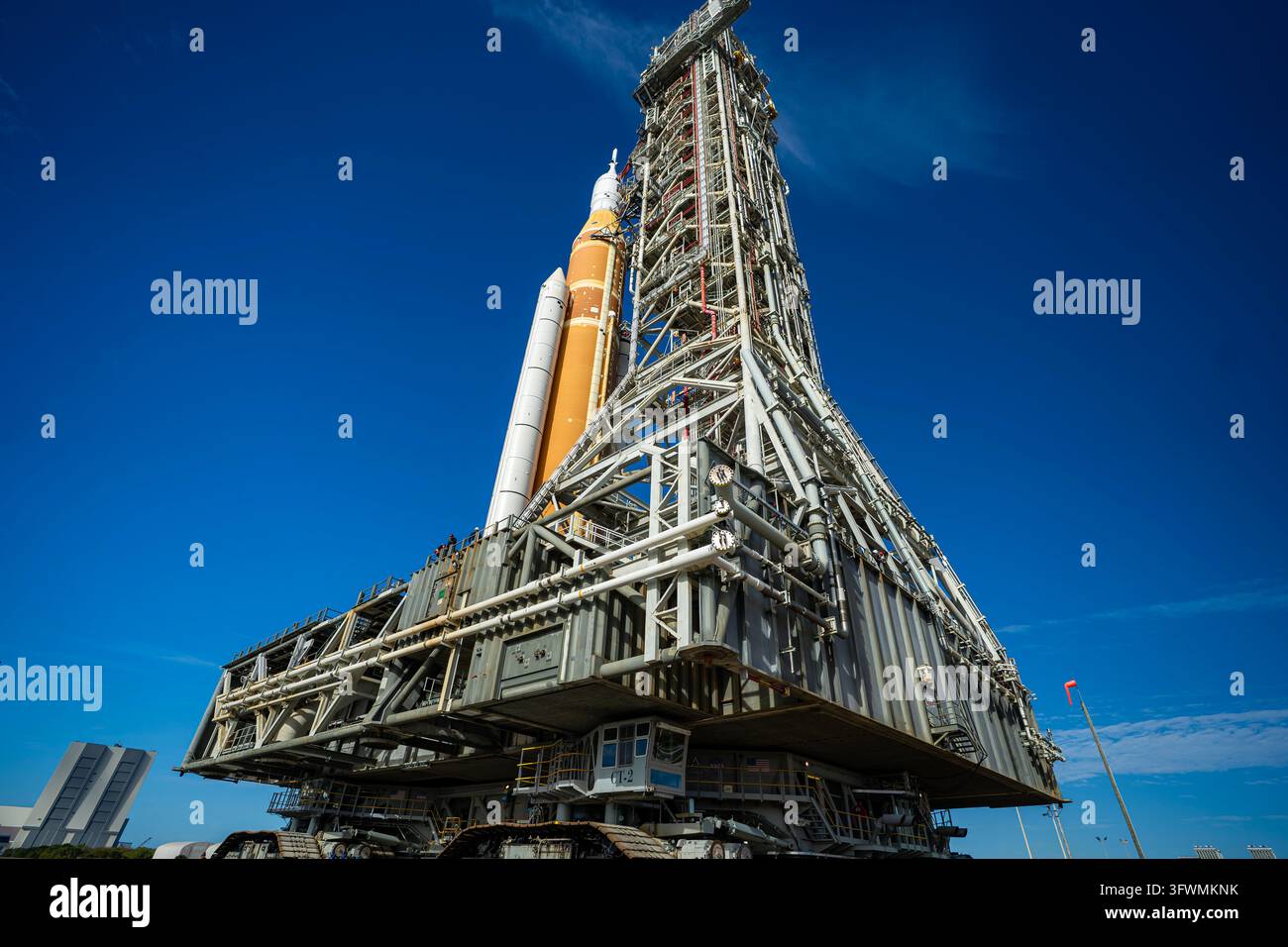 Il lancio del razzo SLS e del veicolo spaziale Orion della NASA verso la rampa di lancio 39B, Centro spaziale Kennedy, Florida Foto Stock