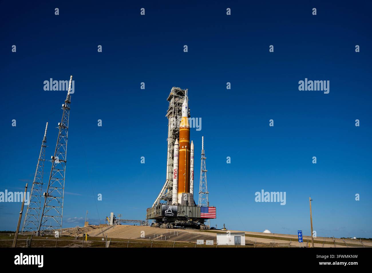 Il lancio del razzo SLS e del veicolo spaziale Orion della NASA verso la rampa di lancio 39B, Centro spaziale Kennedy, Florida Foto Stock