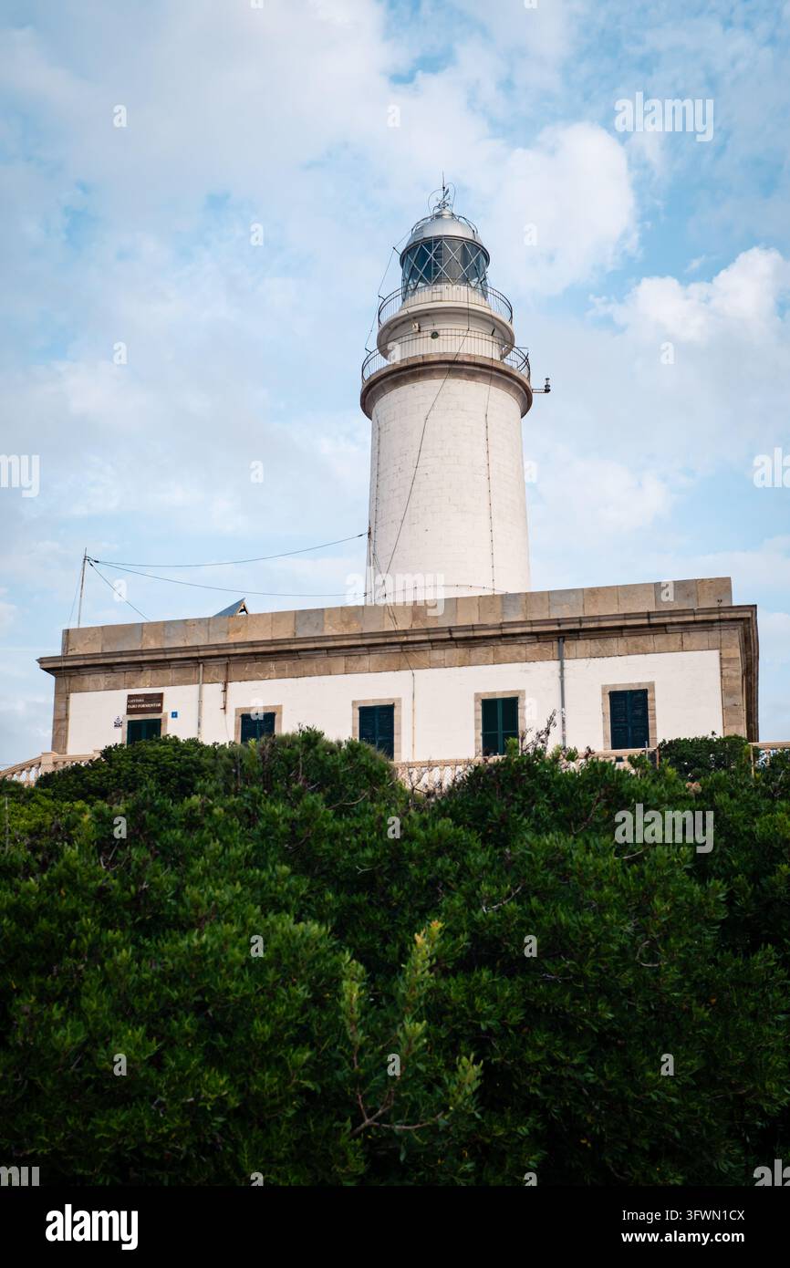 L'iconico faro di Faro de Formentor si erge imponente su una scogliera che si affaccia sul mare a Pollença, Maiorca, Spagna. Circondato da un verde mediterraneo vivace Foto Stock