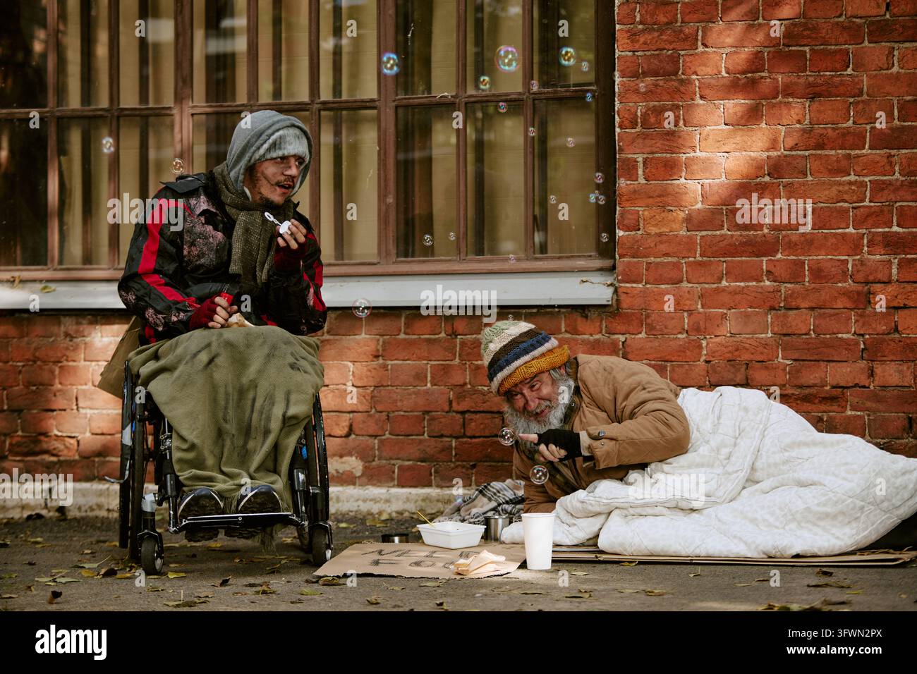 Senzo casa disabile e anziano che giocano con bolle di sapone Foto Stock