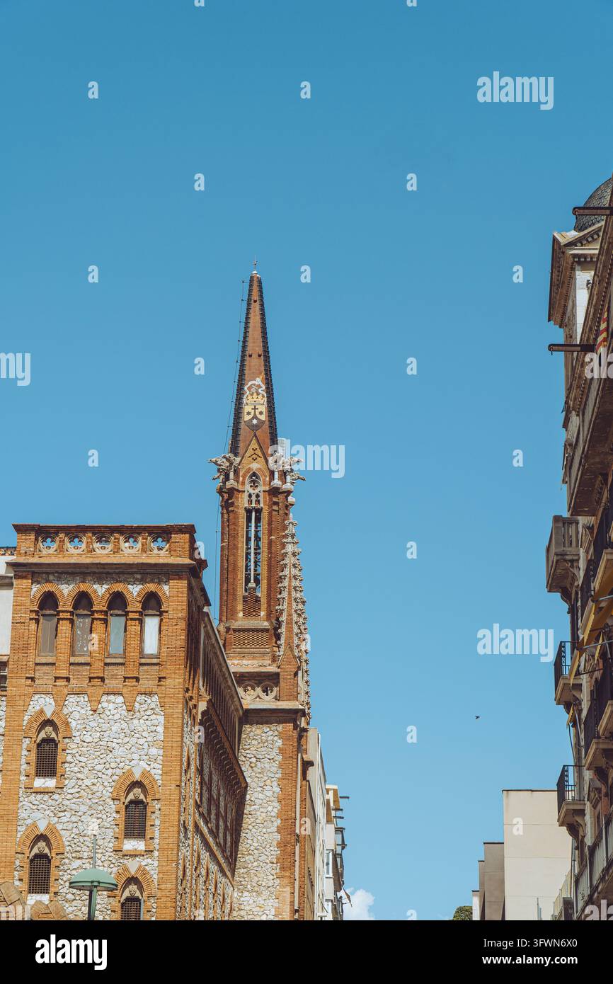 Architettura storica mozzafiato nel cuore di Tarragona, in Spagna, che mostra intricate lavorazioni in pietra gotica. Foto Stock