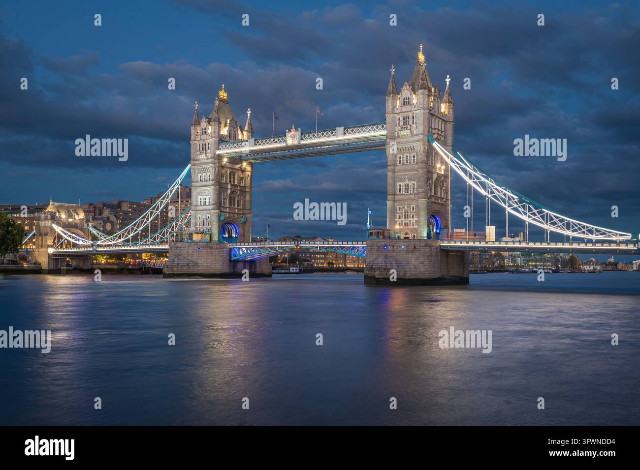 Tower Bridge di notte, Londra Inghilterra Foto Stock