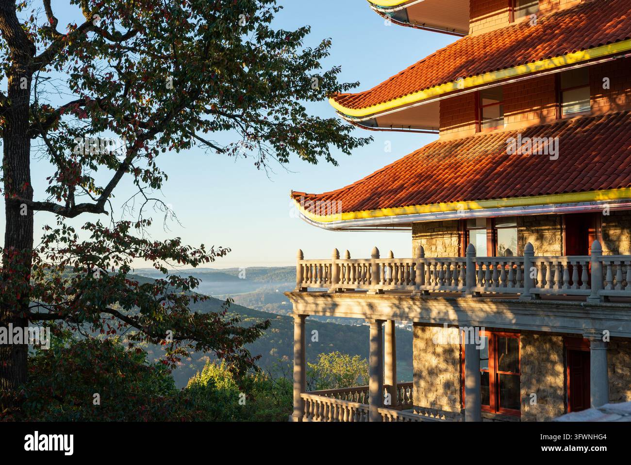 La Pagoda di Reading che si affaccia su Reading e le colline circostanti in Pennsylvania, fotografata alla luce del primo mattino. Fogliare autunnale e sole caldo Foto Stock