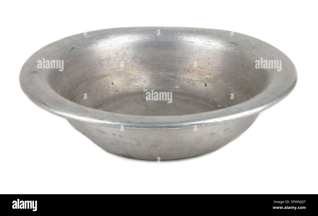 Piastra di alluminio isolata su sfondo bianco. Ciotola vintage invecchiata. Foto Stock